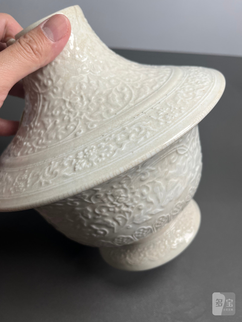 清乾隆  仿定窑模印花口瓶 - 图7